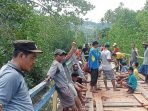 Warga Dua Desa di Kepsul Swadaya Gotong Royong Perbaiki Jembatan